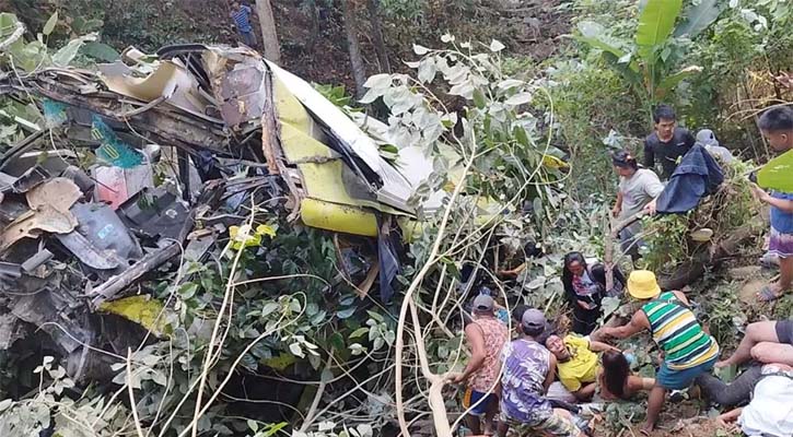 ফিলিপাইনের ‘কিলার কার্ভ’ বাস দুর্ঘটনায় নিহত ১৭